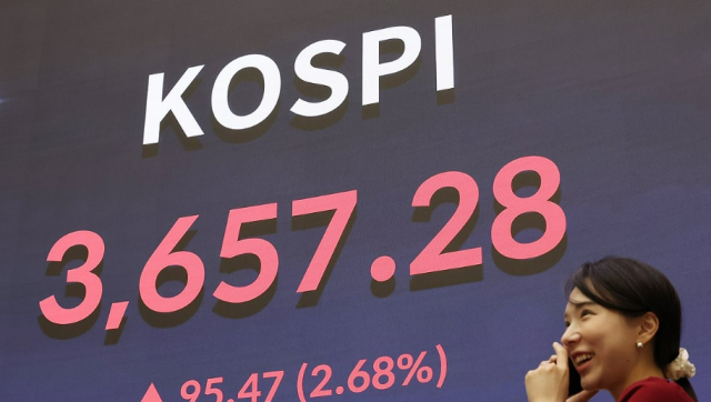 코스피가 사상 최고치를 경신한 15일 오후 서울 여의도 한국거래소의 현황판 사진연합뉴스