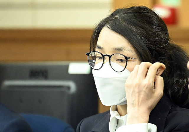 도이치모터스 주가조작 혐의와 통일교 금품수수 의혹 등으로 구속기소 된 김건희 여사가 지난달 24일 서울 서초구 서울중앙지법에서 열린 첫 재판에 출석해있다 사진연합뉴스