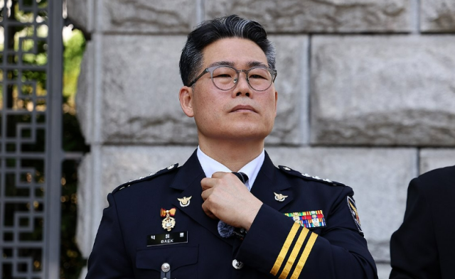 백해룡 전 영등포경찰서 형사과장경정이 지난 6월 12일 서울 서초구 대검찰청 앞에서 인천세관 마약 밀수 연루 의혹 관련 합동수사팀 출범에 대한 입장을 밝히기 위해 취재진 앞에 서 있다 사진연합뉴스