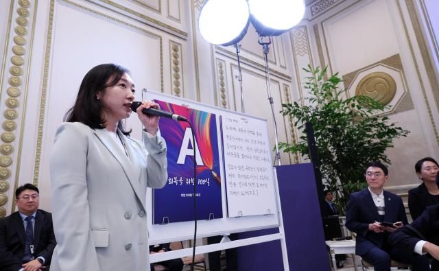 전은수 대통령실 부대변인이 11일 청와대 영빈관에서 열린 이재명 대통령 취임 100일 기자회견에서 질문 순서를 진행하고 있다사진연합뉴스