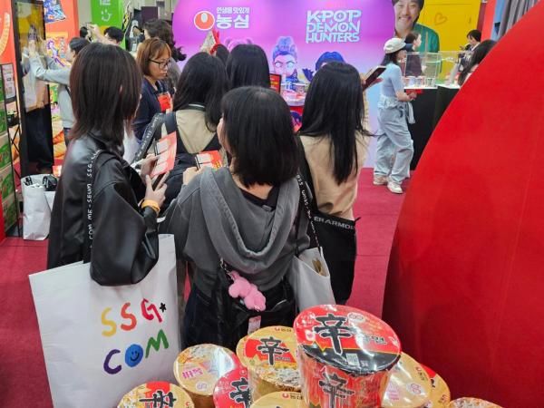 SSG닷컴이 15일 서울 성동구 성수동에서 오프라인 페스타 미지엄을 연 가운데 방문객들이 농심 부스 입장을 기다리고 있다 사진홍승완 기자