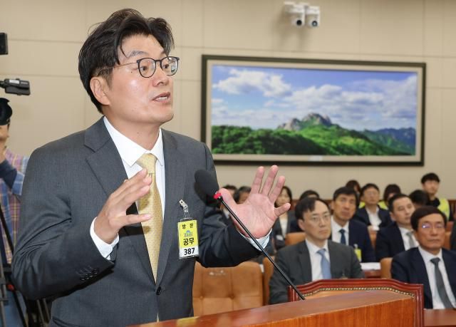 정종철 쿠팡풀필먼트서비스CFS 대표이사가 15일 서울 여의도 국회에서 열린 고용노동부에 대한 기후에너지환경고용노동위원회 국정감사에서 의원 질의에 답변하고 있다 사진연합뉴스