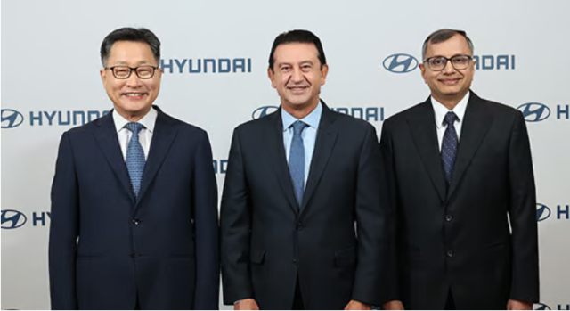 현대차 인도법인 첫 현지인 대표가 탄생했다 왼쪽부터김언수 현대차 인도아중동대권역장부사장 호세 무뇨스 현대차 대표이사 사장 타룬 가르그 현대차 인도법인 CEO 내정자사진현대차 홈페이지
