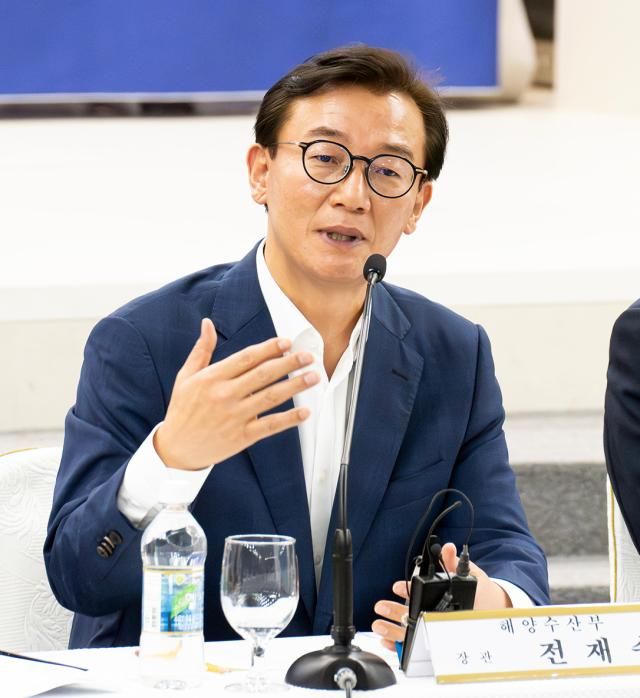 전재수 해양수산부 장관이 18일 부산상공회의소에서 부산지역 상공인들과 간담회를 갖고 인사말을 하고 있다사진해양수산부