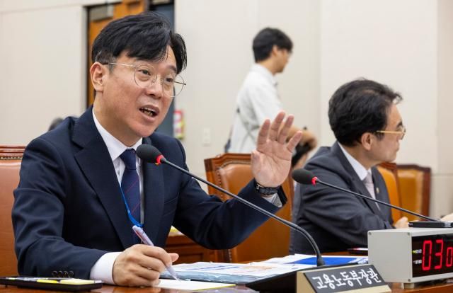 김영훈 고용노동부 장관이 15일 국회 기후에너지환경노동위원회에서 열린 2025년도 고용노동부에 대한 국정감사에서 의원 질의에 답변하고 있다 사진연합뉴스