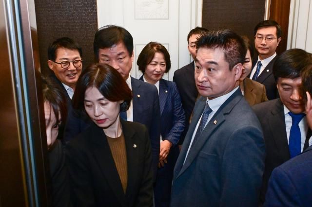 추미애 국회 법제사법위원장과 국민의힘 소속 의원을 제외한 법제사법위원들이 15일 서울 서초구 대법원에서 현장 검증을 위해 승강기에 오르고 있다 20251015 사진국회사진기자단