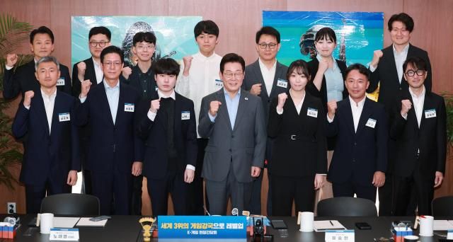 이재명 대통령이 15일 국내 게임사 크래프톤의 게임ㆍ문화 플랫폼 서울 성동구 펍지 성수에서 열린 K-게임 현장 간담회에서 참석자들과 기념촬영을 하고 있다사진연합뉴스