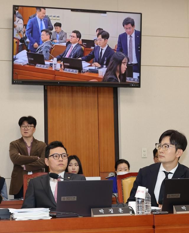 박정훈 국민의힘 의원이 14일 서울 여의도 국회 과학기술정보방송통신위원회에서 열린 2025년도 국정감사에서 감사 중 자신의 욕설이 녹취된 영상을 시청하고 있다 사진연합뉴스