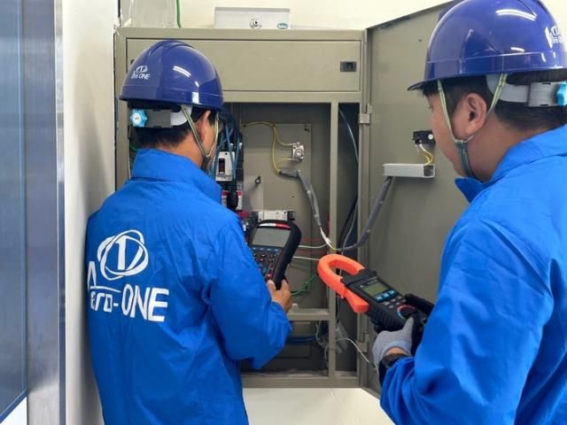 에어로원 직원들이 시설물 에너지진단 업무를 수행하고 있다 사진 동서발전