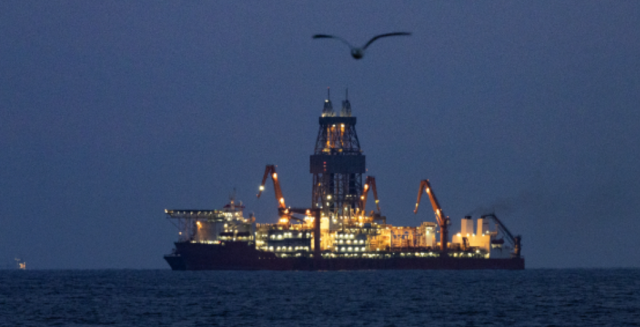 웨스트 카펠라호가 경북 포항시 앞바다에 위치한 대왕고래 유망구조에서 탐사 시추 작업을 지난해 12월 30일 하고 있다 사진연합뉴스