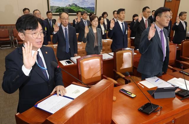 김영훈 고용노동부 장관이 15일 서울 여의도 국회에서 열린 고용노동부에 대한 국회 기후에너지환경고용노동위원회의 국정감사에서 선서하고 있다 사진연합뉴스