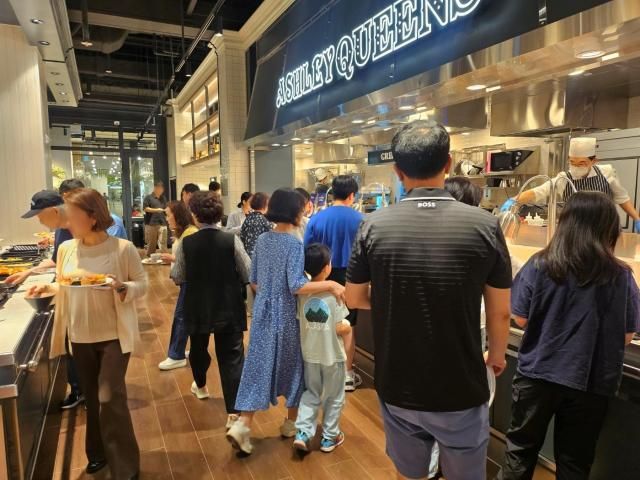 서울 광진구 애슐리퀸즈 구의 이스트폴점 내부 모습 사진이랜드이츠