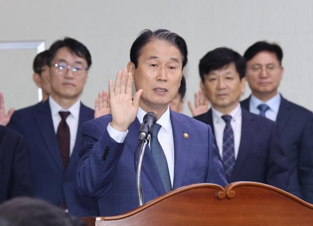 권오을 국가보훈부 장관이 16일 정부세종청사에서 열린 국회 정무위원회의 국가보훈부에 대한 국정감사에서 증인 선서를 하고 있다 사진연합뉴스