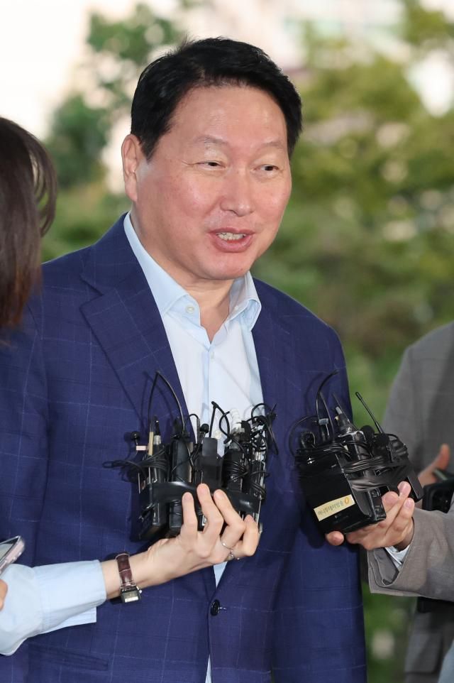 최태원 SK그룹 회장이 16일 오후 미국 출장을 위해 서울 김포비즈니스항공센터를 통해 출국하기에 앞서 노소영 아트센터 나비 관장과의 이혼 소송에 대한 대법원 판결 관련 질의에 답하고 있다 사진연합뉴스