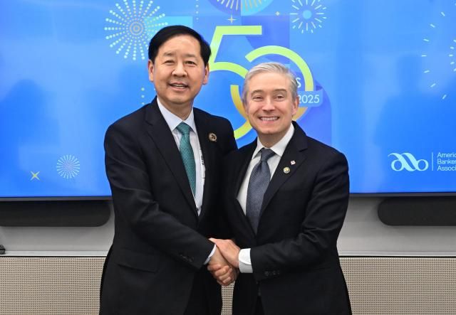 주요20개국G20 재무장관회의와 국제통화기금 및 세계은행IMFWB 연차총회 참석차 미국 워싱턴DC를 방문 중인 구윤철 부총리 겸 기획재정부 장관이 15일현지시간 미국은행협회에서 프랑수아 필립 샹파뉴 캐나다 재무장관과 면담에 앞서 악수하며 기념사진을 찍고 있다