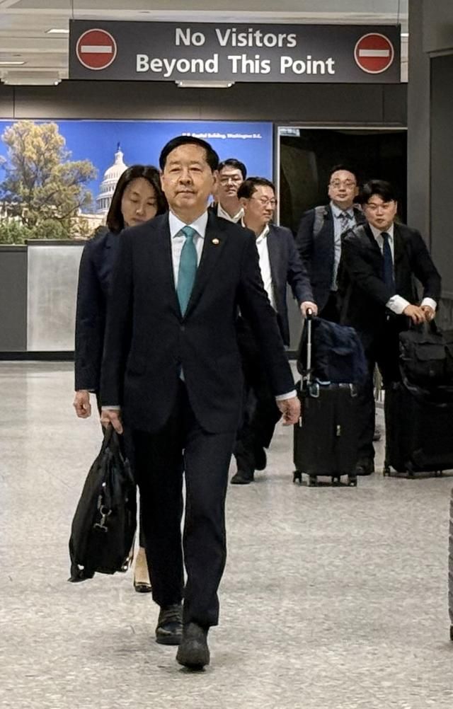 구윤철 부총리 겸 기획재정부 장관이 15일현지시간 미국 워싱턴DC 인근 덜레스 국제공항을 통해 미국에 입국하고 있다 