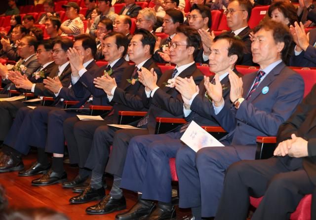 김민석 국무총리가 16일 경남 창원시 3·15아트센터에서 열린 제46주년 부마민주항쟁 국가기념식에 참석해 있다 사진연합뉴스