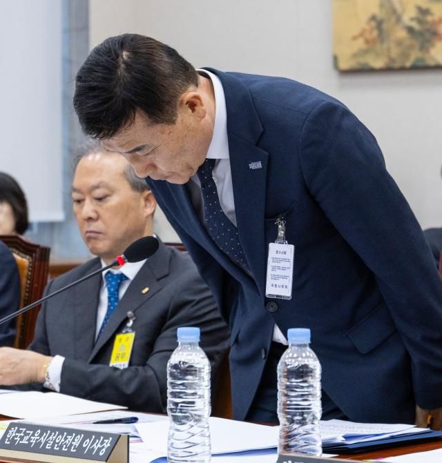 허성우 한국교육시설안전원 이사장이 16일 국회 교육위원회에서 열린 2025년도 교육부 산하 기관에 대한 국정감사에서 교육시설안전원 기획조정실이 야당 교육위 의원실에만 국정감사 질의 요청 문서를 돌린 것에 대해 사과하고 있다 20251016 사진연합뉴스 
