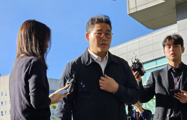 서울동부지검 세관 마약수사 외압 의혹 합동수사팀으로 파견이 결정된 백해룡 경정이 16일 오전 서울송파구 동부지검으로 첫 출근하며 취재진 질문에 답하고 있다 사진연합뉴스