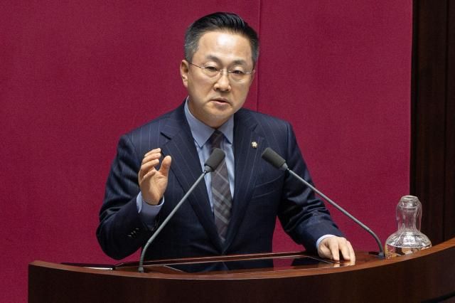 박성준 더불어민주당 국회의원이 2일 오후 서울 여의도 국회에서 열린 본회의에 참석해 제안설명을 하고 있다 20250402사진유대길 기자 dbeorlf123ajunewscom