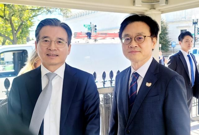 김용범 대통령실 정책실장왼쪽과 김정관 산업통상부 장관이 16일현지시간 미국 백악관 예산관리국OMB을 방문하기 위해 워싱턴DC 백악관 아이젠하워 행정동을 방문했다사진연합뉴스