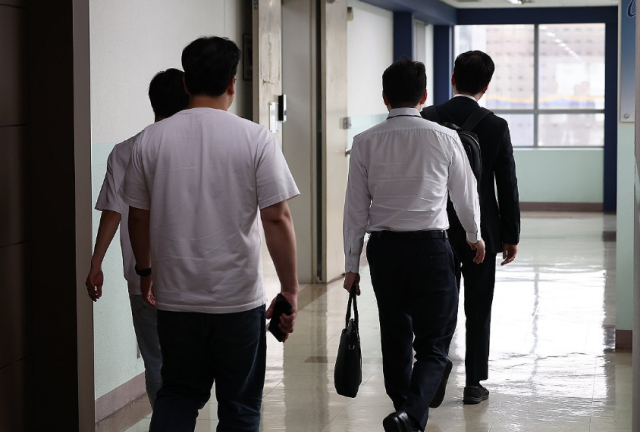 김건희 여사에 관한 의혹들을 수사하는 민중기 특별검사팀이 지난 7월 14일 양평고속도로 노선변경 특혜 의혹과 관련해 국토교통부 등 10여 곳에 대한 압수수색에 나선 모습 사진연합뉴스