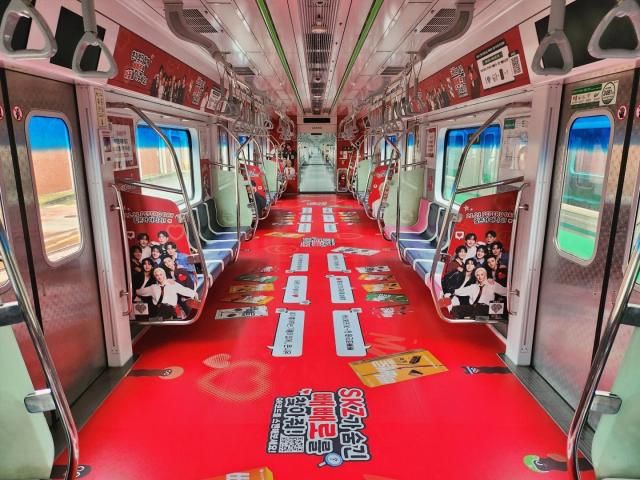 롯데웰푸드 ‘스트레이 키즈Stray Kids가 숨긴 빼빼로를 찾아줘’ 이벤트를 위해 랩핑된 서울 지하철 2호선 열차 사진롯데웰푸드