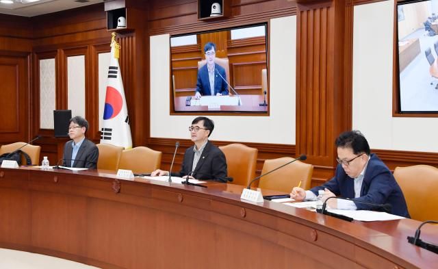 임기근 기획재정부 차관이 10월 16일 오후 서울 종로구 정부서울청사에서 열린 제25차 재정집행 점검회의를 주재 모두발언을 하고 있다 사진기획재정부