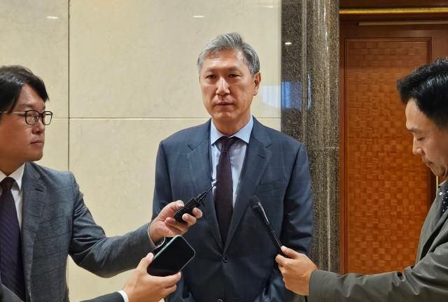 노재헌 신임 주중대사가 16일 오후 중국 베이징 서우두공항에 도착해 취재진과 이야기를 나누고 있다 사진연합뉴스