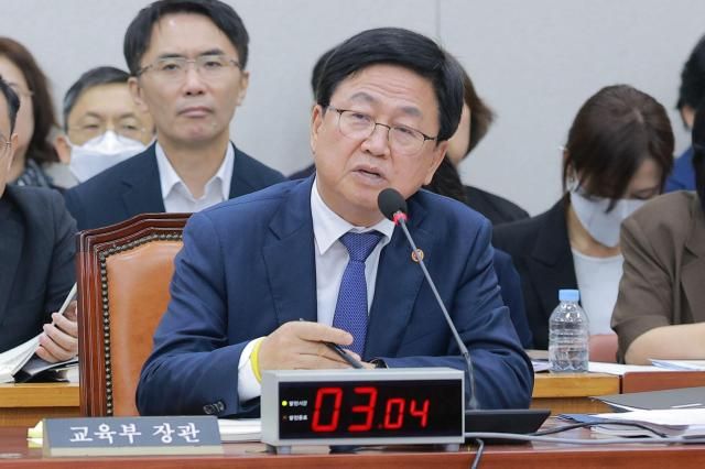 최교진 교육부 장관이 14일 오후 서울 여의도 국회에서 열린 교육위원회의 교육부 등에 대한 국정감사에서 의원 질의에 답하고 있다 20251014사진유대길 기자 dbeorlf123ajunewscom
