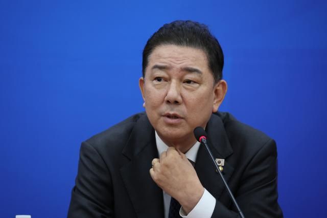 김병기 원내대표가 10일 서울 여의도 국회에서 국정감사 증인채택 관련 브리핑을 하고 있다 사진연합뉴스