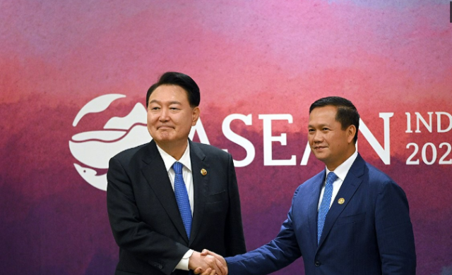 윤석열 전 대통령왼쪽 훈 마넷 캄보디아 총리오른쪽 사진연합뉴스