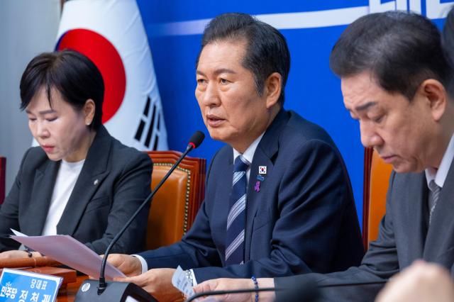 정청래 더불어민주당 대표가 17일 서울 여의도 국회에서 열린 최고위원회의에서 발언하고 있다 사진연합뉴스