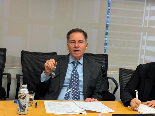 카를로스 펠리페 하라밀로 세계은행 동아시아·태평양 부총재가 15일현지시간 주요 20개국G20 동행기자단과 인터뷰 하고 있다 사진공동취재단