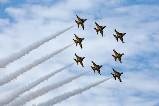  17일 경기도 성남시 서울공항에서 열린 서울 국제항공우주 및 방위산업 전시회ADEX에서 공군 특수비행팀 블랙이글스가 비행하고 있다