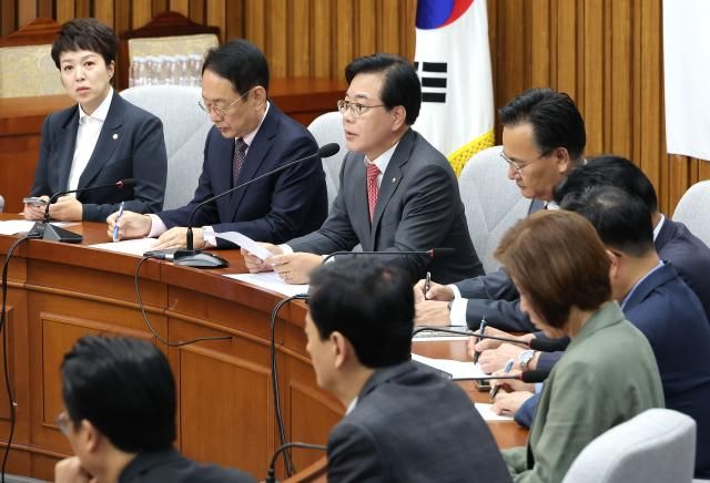 송언석 국민의힘 원내대표가 17일 국회에서 열린 국정감사 대책회의에서 발언하고 있다 사진연합뉴스