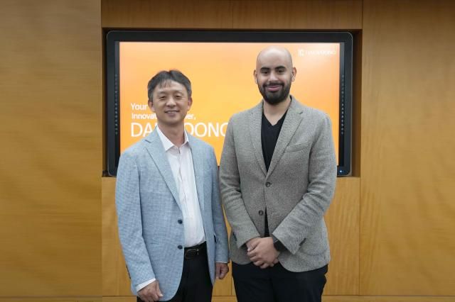 박성수 대웅제약 대표왼쪽와 칼리드 알부라이칸 사우디 보건부 차관사진대웅제약