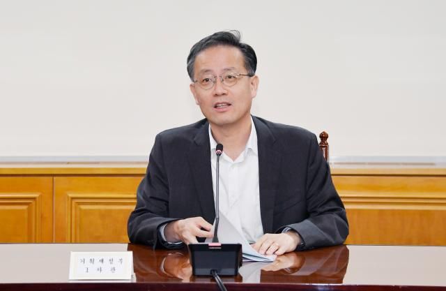 이형일 기획재정부 차관이 26일 서울 중구 은행회관에서 열린 시장상황점검회의를 주재 모두발언을 하고 있다사진기획재정부