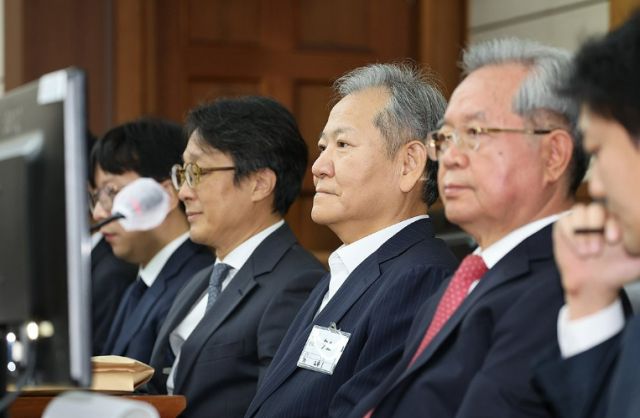 이상민 전 행정안전부 장관이 17일 오전 서울 서초구 서울중앙지법에서 열린 내란 중요임무 종사 등 혐의 첫 공판기일에 출석해 피고인석에 앉아 있다 사진연합뉴스