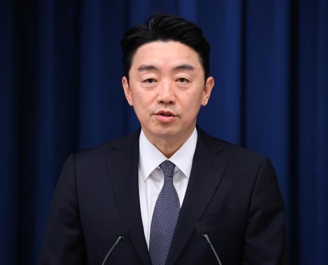 강훈식 대통령 비서실장이 19일 용산 대통령실에서 청년의 날을 맞아 진행했던 청년 주간 행사 관련 브리핑을 하고 있다사진연합뉴스