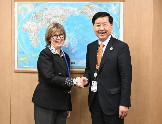 주요20개국G20 재무장관회의와 국제통화기금 및 세계은행IMFWB 연차총회 참석차 미국 워싱턴DC를 방문중인 구윤철 부총리 겸 기획재정부 장관이 10월 16일현지시간 국제통화기금IMF에서 발레리 위흐뱅 유로클리어 그룹대표CEO와 면담에 앞서 악수하며 기념사진을 찍고 있다 사진기획재정부