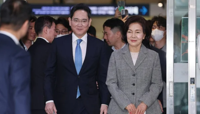 이재용 삼성전자 회장왼쪽과 홍라희 리움미술관 명예관장오른쪽 사진연합뉴스