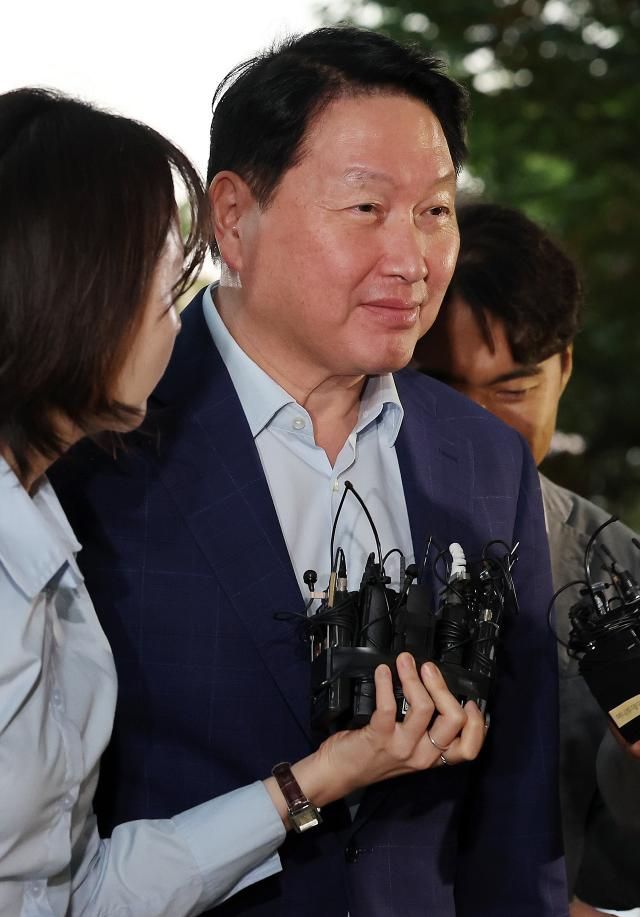 최태원 SK그룹 회장이 지난 10월 16일 오후 미국 출장을 위해 서울 김포비즈니스항공센터를 통해 출국하고 있다사진연합뉴스