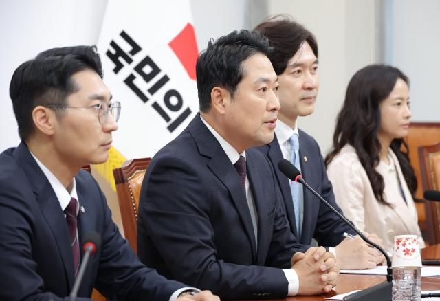 장동혁 국민의힘 대표가 17일 국회에서 기자 간담회를 하고 있다 사진연합뉴스