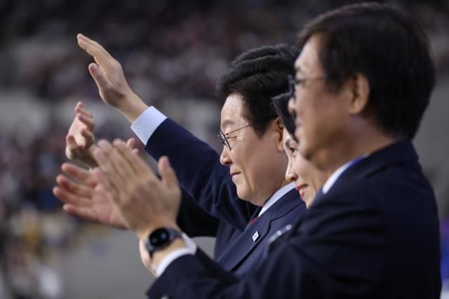 이재명 대통령이 17일 부산아시아드주경기장에서 열린 전국체전 개막식에서 입장하는 선수단에게 손을 흔들고 있다사진연합뉴스