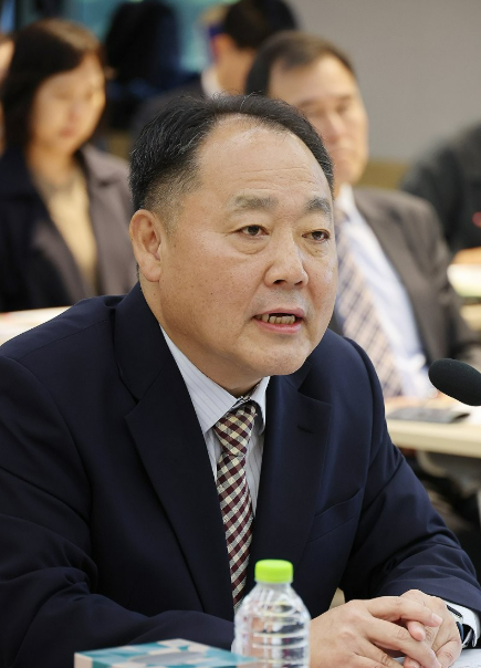 손인혁 헌법재판소 사무처장이 17일 서울 종로구 헌법재판소에서 열린 헌법재판소 등에 대한 법제사법위원회 국정감사에서 의원질의에 답하고 있다 사진연합뉴스