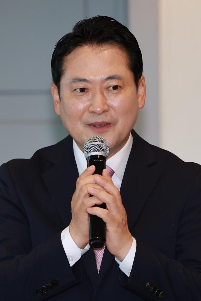 국민의힘 장동혁 대표가 지난 13일 서울 영등포구 여의도 한 중식당에서 열린 국민의힘 상임고문단 회의에 참석해 발언하고 있다 사진연합뉴스