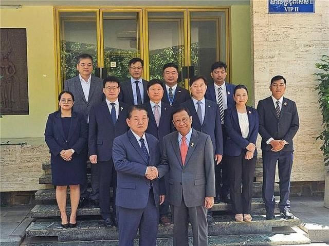 악수하는 민주당 김병주 재외국민안전대책단장과 니엉 팟 캄보디아 상원 부의장 사진연합뉴스