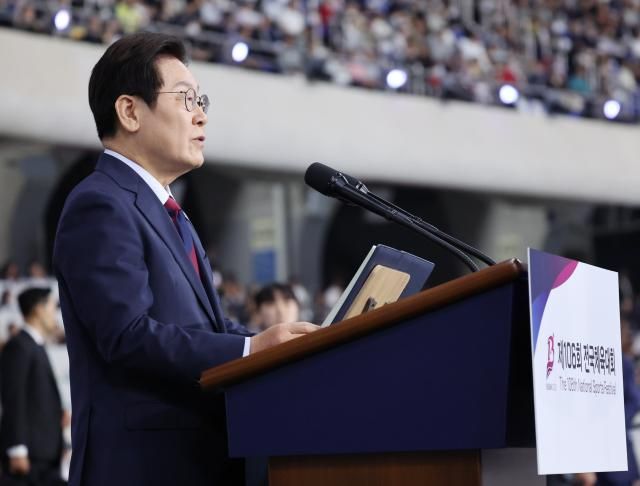 이재명 대통령이 17일 부산아시아드주경기장에서 전국체전 개막식 기념사를 하고 있다 사진연합뉴스