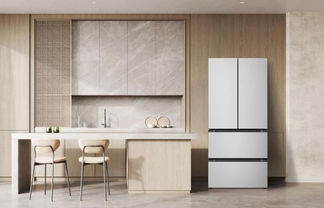 LG전자가 AI로 김치 맛은 더 살리고 구독 케어십 서비스로 위생 관리는 더 강화한 김치냉장고 신제품을 출시했다 LG전자 김치냉장고 신제품이 집 안 공간에 조화롭게 배치된 모습 사진LG전자